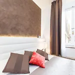 Town House Fontana Di Trevi Bed & Breakfast 4*