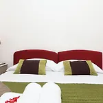 Town House Fontana Di Trevi Bed & Breakfast 4*