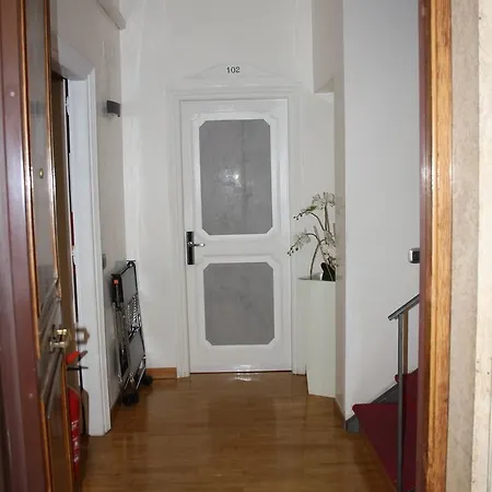 Town House Fontana Di Trevi Bed & Breakfast Rom