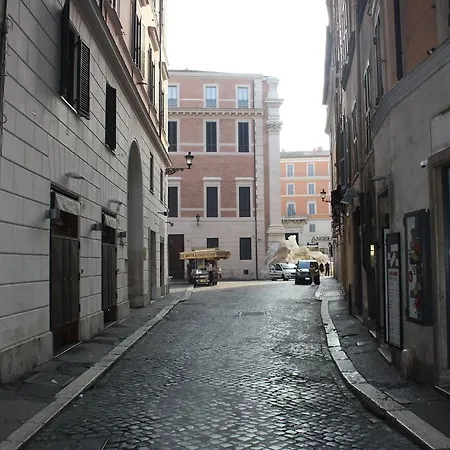 Town House Fontana Di Trevi Couette-café 3*